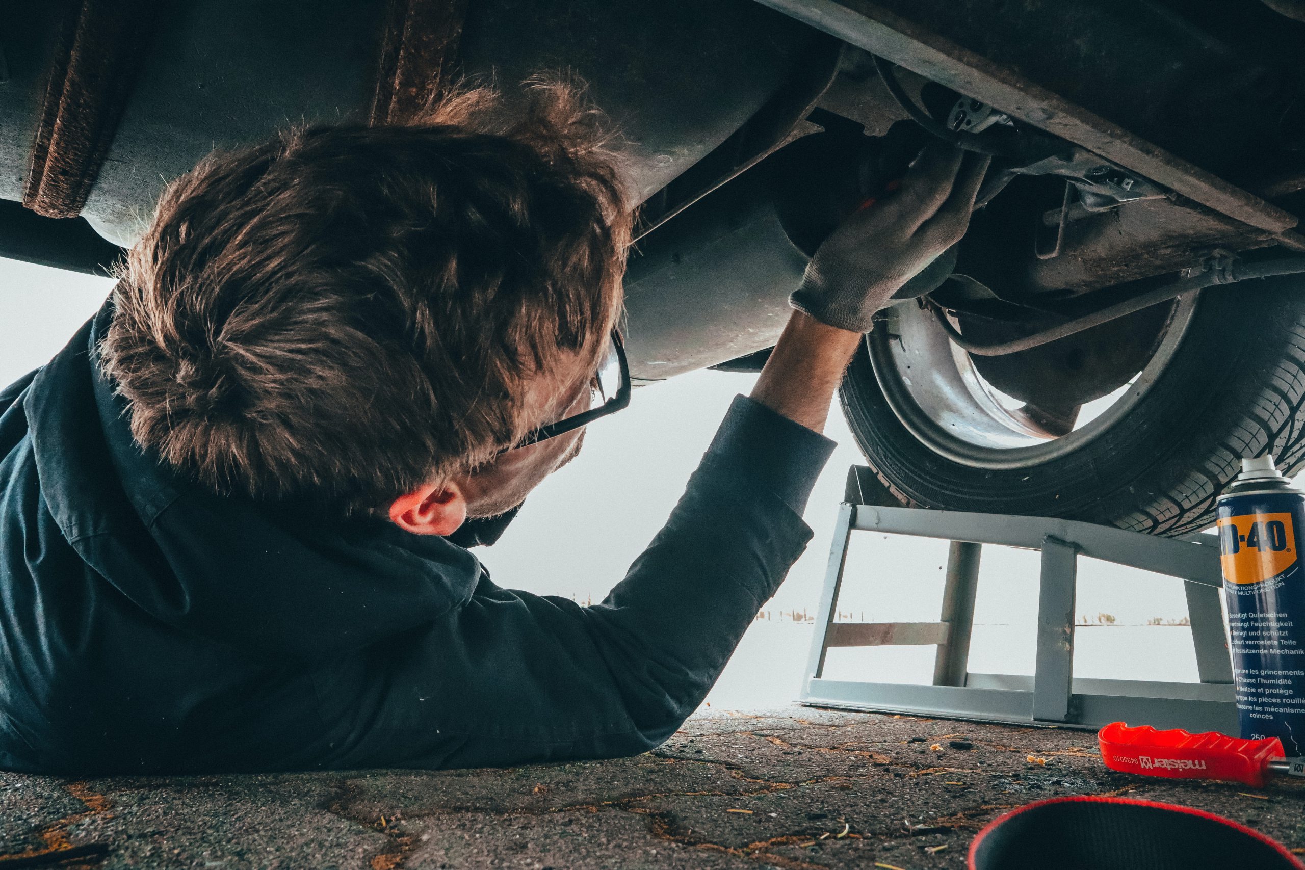 mécanicien entrain de travailler sous un camion